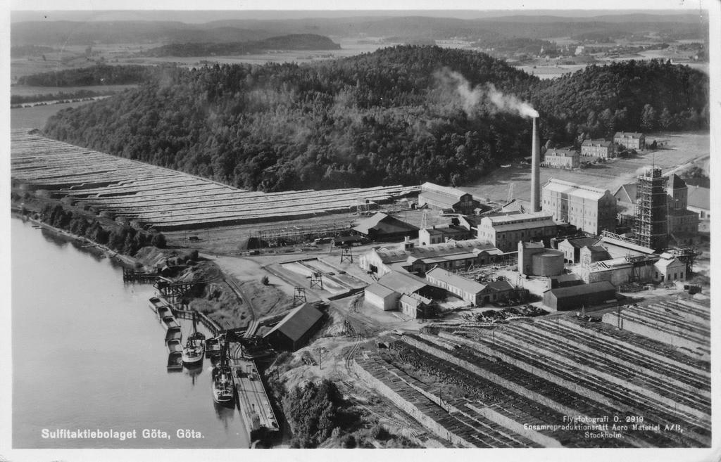 5 En vy över Göta Sulfit. Notera de enorma upplagen av massaved. Fotot är taget kring 1940.