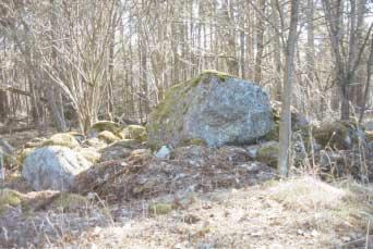 Figur 4. Stensättningen RAÄ 2 från norr. Inom området har i historisk tid tre byar funnits: Västerby(-holm), Melby och Händelö. Samtliga tre byar har medeltida belägg (Franzén 1937).