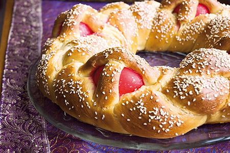 Grekiskt påskbröd I Grekland med dess ortodoxa tradition, firas påsken passionerat och grundligt.