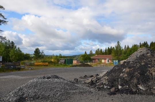 Till höger: Grusade ytor på den översta platån inom kommunförrådet. Till vänster: Gräsytor tar upp höjdskillnaden.