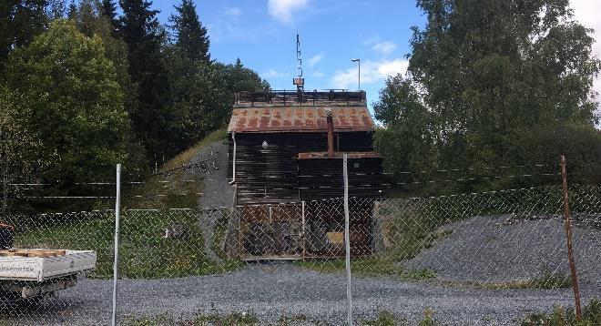 idrottsplatsen. På övre plan finns utrymmen som har använts som verkstad tillhörande kommunförrådet.