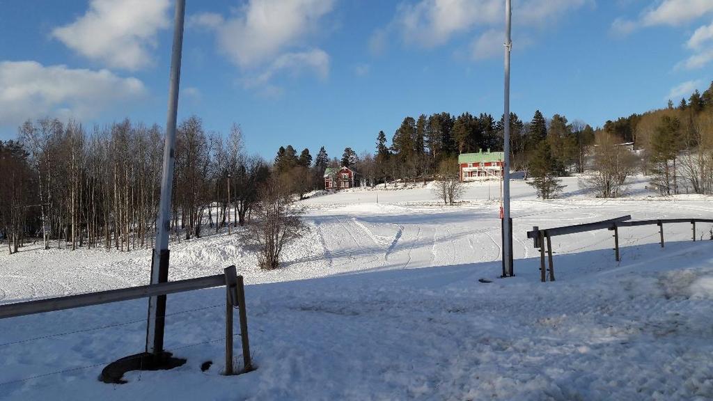 21 Programhandling Del av Ändsjöns naturreservat väster om planområdet. Hagmarken där Frösö skidlek anordnas syns i förgrunden. Här finns även utspridda bostadshus.