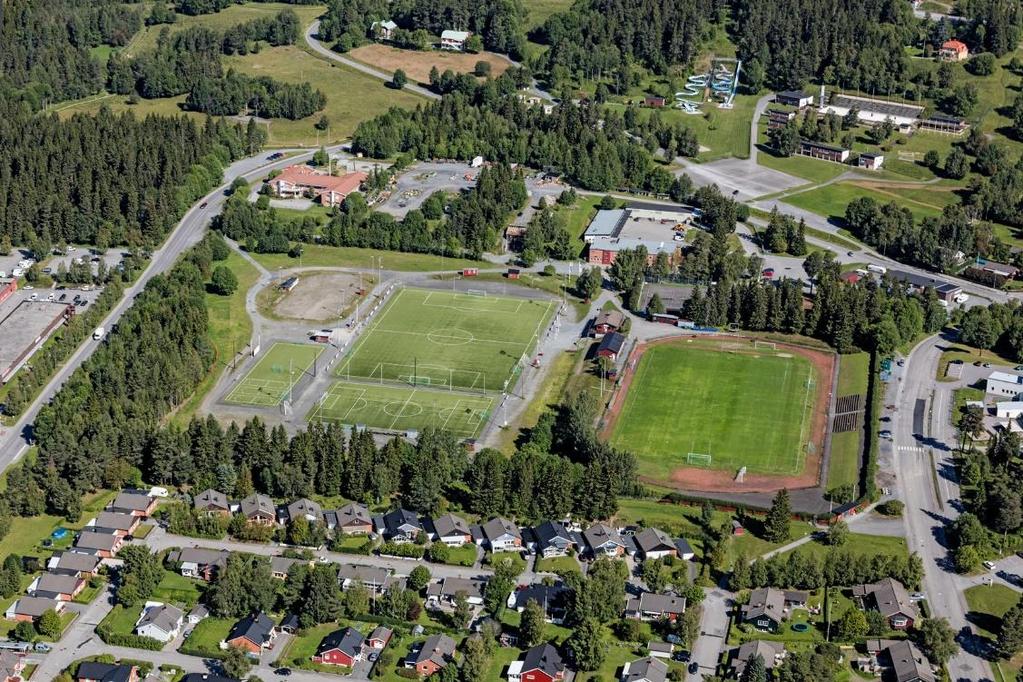Inom idrottsplatsen finns stora öppna ytor som ger en god överblick och även ger en storskalighet till området. Topografin ger möjlighet till vidsträckta utblickar åt öst till sydväst.