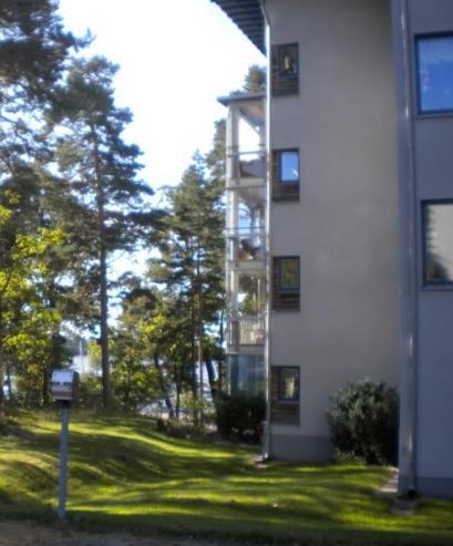 och byggnaderna anpassas till terrängen.