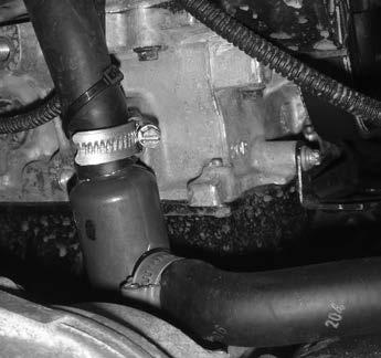 Asenna lämmitin kuvanmukaisesti ja kiinnitä lämmitin vapaana olevaan ruuvin reikään nippusiteellä. ENGLISH Cut the hose appr. 130mm from the T-coupling.