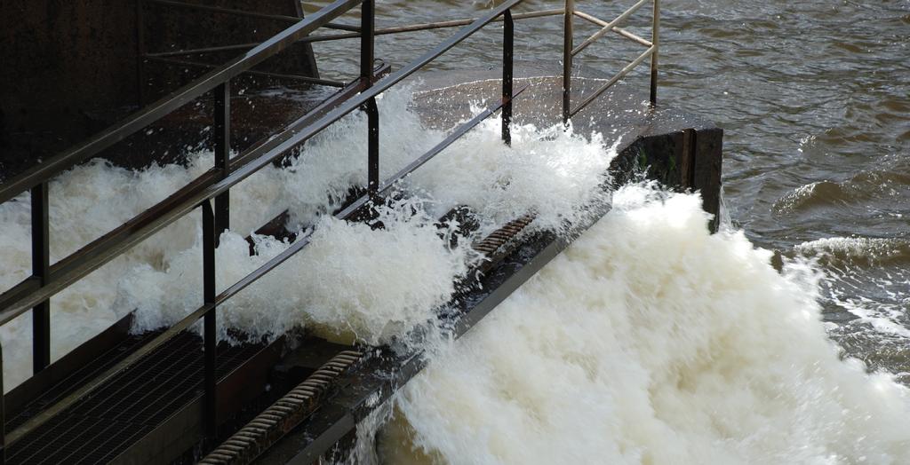 VATTENBYGGNADSHYDRAULIK VATTENBYGGNADSHYDRAULIK Vattenbyggnadshydraulik Forskningen handlar om den hydrauliska funktionen hos avbördningsanordningar, tunnlar och vattenvägar vid