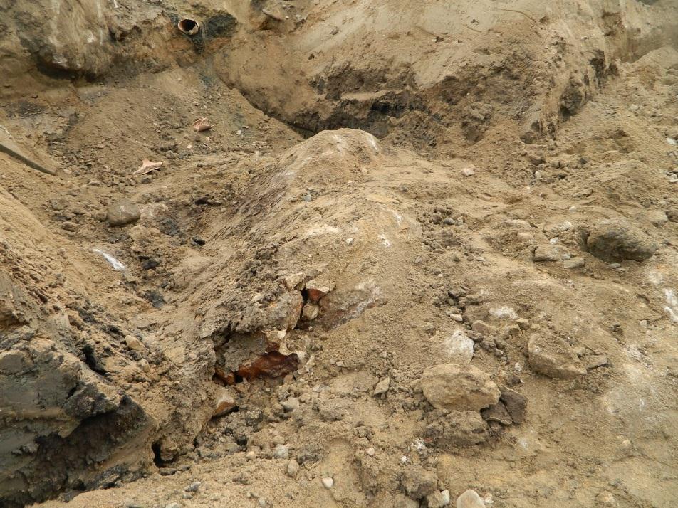 OS224/424 hade överst 0,6-0,7 m ett lager av påförd sand, som följdes av ett lager med lerig något humös och omrörd grus. Ibland fanns tegelflis och djurbensrester.