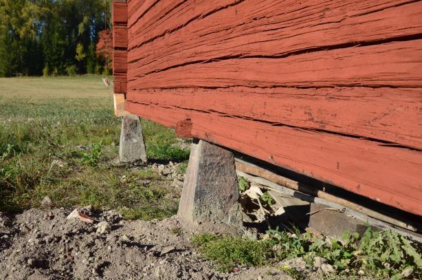 - Dränering har gjorts runt byggnaden för att leda bort regnvatten.