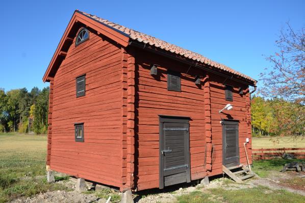 Efter att byggnaden lyfts har halva oljefat med betong grävts ner som grundläggning för