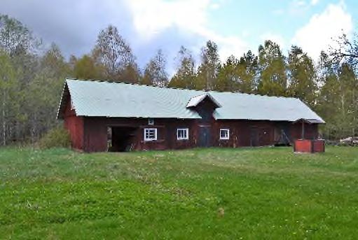 Markplan rymmer finentré/hall, matsal/allrum, ytterligare allrum, kök, dusch/tvätt och groventré. Rummen har äldre stil och är i bra skick.