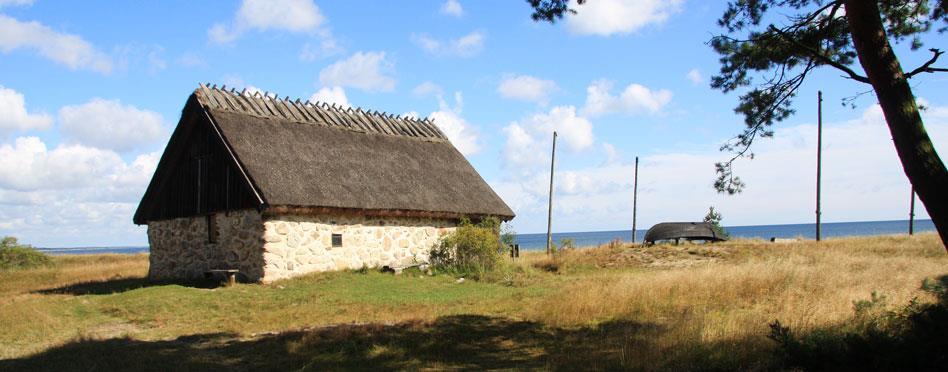 Vandringen följer till största del det blånande havet, med några undantag då leden viker av in i landet och du vandrar genom ek-, tall- eller bokskog.