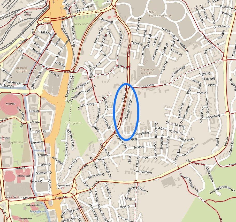 Figur 2. Röda linjer visar cykelvägar. Blå cirkel markerar ungefärligt detaljplaneområde. (Trafiken.nu, 2016-05-24).