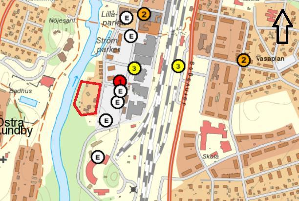 Figur 2. Karta med misstänkta markföroreningar. Röd etta innebär mycket hög risk, orange tvåa hög risk, gul trea måttlig hög risk. E innebär att objekten inte riskbedömts.