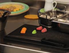 Finger food-tips från Kungshults måltidsbiträden! Tänk tapas när du ska göra finger food. Använd med fördel tallrikar med annan färg än maten (ex.