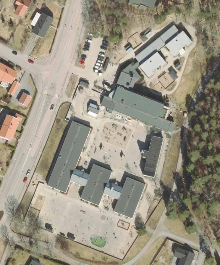 4 3 Objektbeskrivning 3.1 Bakgrundsinformation och föroreningskällor Fastigheten för förskole- och skolverksamheten planeras att omdisponeras med delvis nya byggnader.