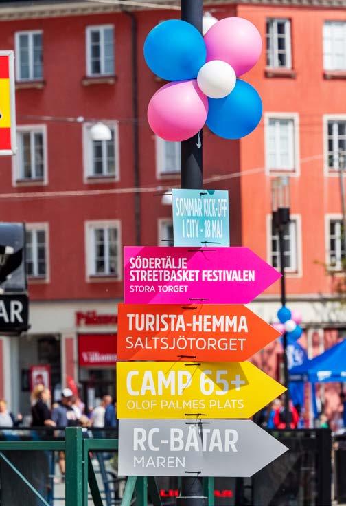 På Saltsjötorget arrangerades Södertäljes första Turistahemma-dag där 16 utställare inspirerade besökare till att turista i sin egen stad.