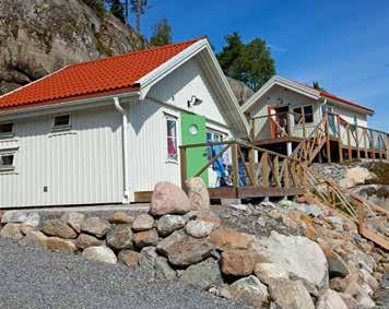 se SCANDIC LAHOLMEN Fullservice hotell beläget vid havet, mitt i centrala Strömstad. 171 hotellrum, 10 konferenslokaler. Restaurang, lounge/bar och terrass med utsikt över hamninloppet.