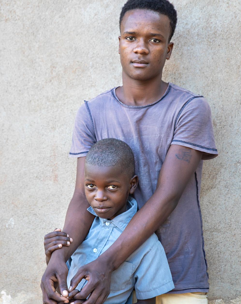 Ehud Gumbo (19) från Zimbabwe bär