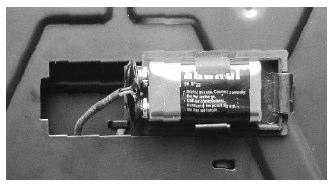 Öppna batterifacket. Fäst batterikopplingen på batteriet (9V-blockbatteri) med korrekt polaritet. Placera därefter 9V-blockbatteriet i batterifacket (se illustration nedan). Stäng batteriluckan.
