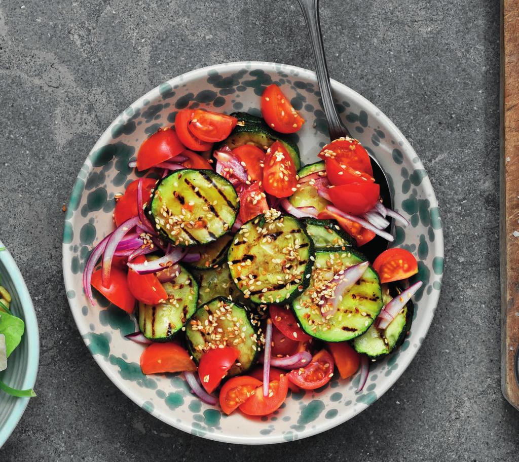 RECEPT 3 30 MIN 788kcal/port. Energi från: Fett 32g Kolhydrater 98g Protein 25g Zucchinisallad med korv Somrig sallad med bulgur, zucchini, tomater och grillad korv.