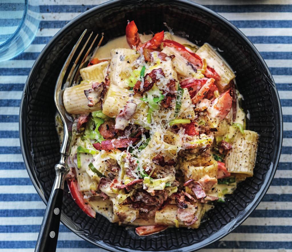 RECEPT 4 20 MIN 781kcal/port. Energi från: Fett 33g Kolhydrater 94g Protein 28g Pasta med bacon och dijonsenap Krämig pasta med creme fraiche och bacon.