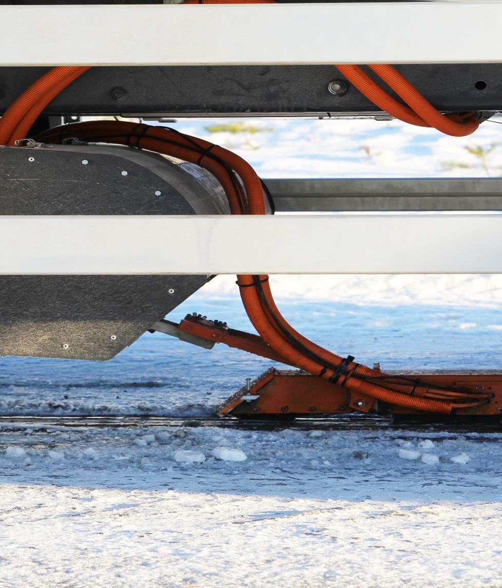 Hur det fungerar i projektet eroadarlanda 1. Avtagaren är utformad så att den rensar skenan från grus, löv och snö mm. 2. Skenan har en inbyggd värmekabel som kan smälta is och hårdpackad snö. 3.