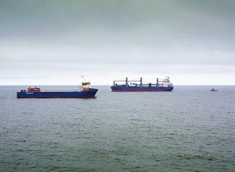 Den förste, ett holländskt fartyg har legat en vecka i hamnen och hennes last bestående av 30 vingar till vindkraftverken är orsaken till att Kingfisher fått ligga ute till havs och bida sin tid.