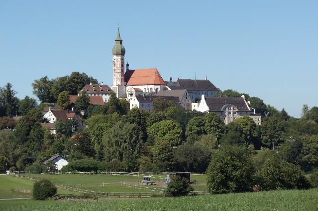 Wessobrunn är känt för den Grå Hertigen, ett historiskt klocktorn från 1100-talet och landmärket Tassolinde, en enorm lind. Stammen har ett omfång på 14 meter och kronan mäter 27 meter i diameter!