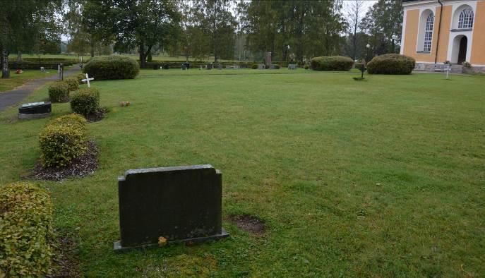 Det finns ofta få rester kvar av allmänna linjen på kyrkogårdar som ofta kännetecknas av enkla vårdar med korta inskriptioner som Mor. Kv L: Kvarteret ligger i kyrkogårdens sydöstra hörn.