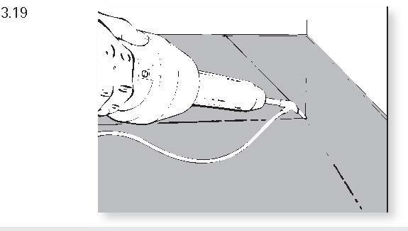 Före svetsning fasas fogen med spårverktyg. Trådsvetsning vid inåtoch utåtgående hörn utförs.