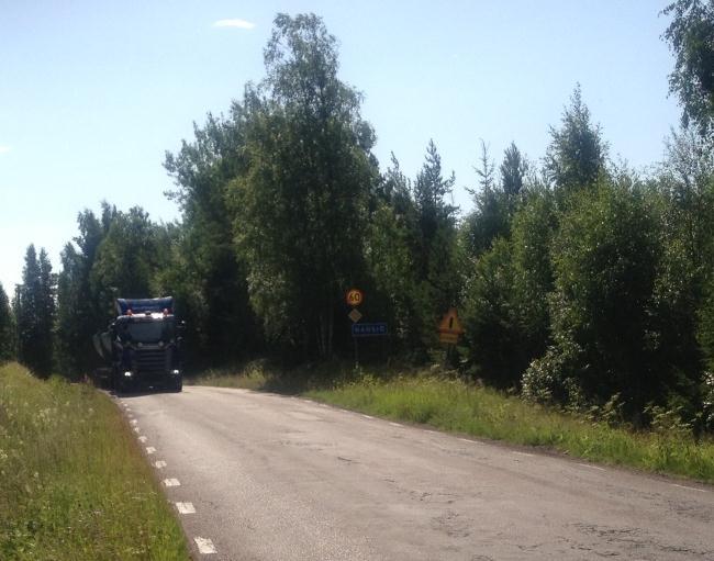 Väg och trafik Väg 1000 har bitvis dålig standard både i plan och profil samt bristande