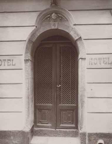 BILDEN TOGS I MARS 1903 OCH TEXTEN TYDER PÅ ATT DET BEDREVS HOTELLVERKSAMHET HÄR. OKÄND FOTO- GRAF, STADSMUSEETS ARKIV, C 211. Fastigheten Erisichton 3 präglas av flera tidsperioder.