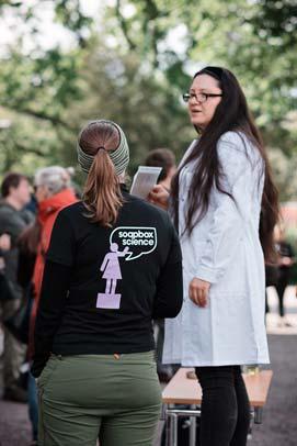 S S B A K T U E L LT n r 6 0 juni 2019 Soapbox Science Elisabeth Wetzer Roy Francis On May 25, 2019 Uppsala s very first Soapbox Science event took place in front of the University Library