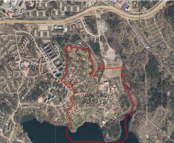 se Ortofoto över Sköndal med fastighetsgräns/programområde för Stora Sköndal visar Tyresövägen i norr, Drevviken i söder och Flatens naturreservat i öster.