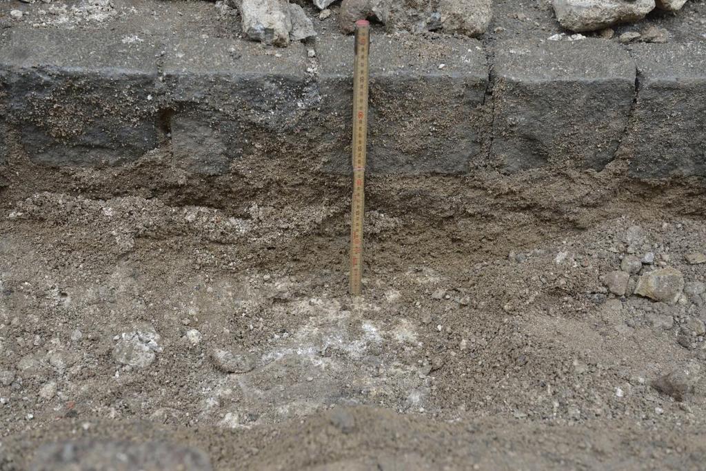 Fig. 5. Bärlager av sand låg direkt på stenpackningen Syfte och målsättning Syftet med förundersökning var att dokumentera murverk som påträffats vid en kabelgrävning i Visby.