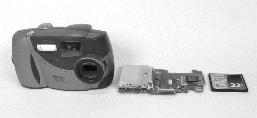 100 14. Matrissensorer för digital fotografi 14.1 Digitalkameran I digitala kameror används en elektronisk sensor istället för som tidigare fotografisk film. Detta innebär många fördelar.