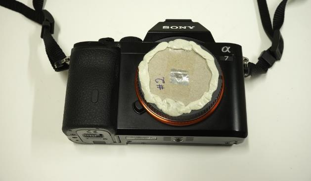 13 Fig. 2.4. Ett kamerahus till en SONY 7 (fullformatsensor, 24 mm x 36 mm, med 24 Mpixlar) har byggts om till en hålkamera. Ett 0.