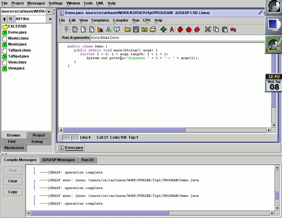 "Run Arguments" i menyn "Run". 23 Standardklassen String Texter handhas i Java med standardklassen String. Ett objekt av klassen String består av en följd av tecken, dvs element av typen char.