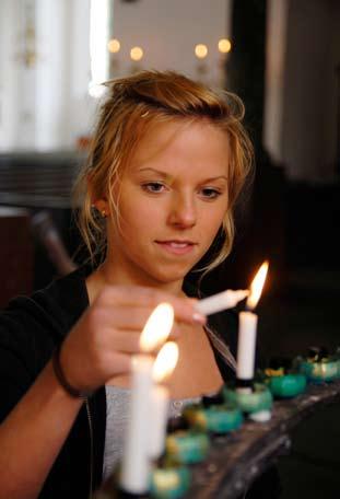 Nya kompisar, läger och gå på vatten Vi lever i en tid där vi möter många olika tankar värderingar och trosuppfattningar. Det kan vara positivt men också förvirrande. Vad är rätt och vad är fel?