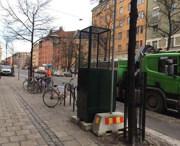 Avståndet mellan husfasaderna är ca 33 m. Innerstadsmiljö. Mätparametrar: PM10, PM2,5, NO2, NOx, CO, vägbanefukt, våtdeposition.