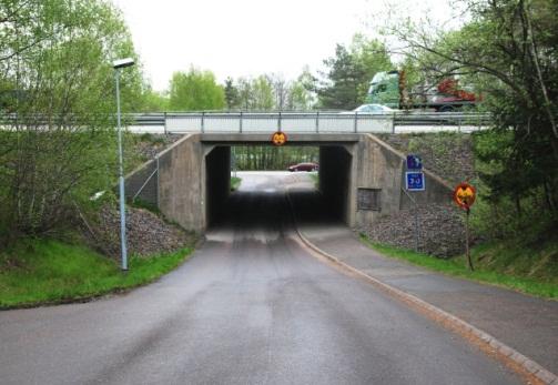 I tabellen nedan presenteras skissfasens förslag till inriktning för de befintliga broarna/portarna, samt i kommande textstycken även för andra åtgärder som uthopp, faunastängel och justering av