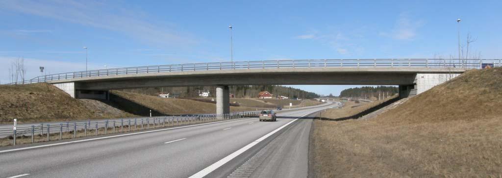 Figur 20. Balkbro över E6 norr om Uddevalla (foto från BatMan) Figur 21. Exempel på faunabro i betong med fauanskärmar och grönområden. 4.