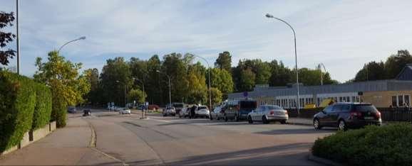 Skolans personal som kommer med bil parkerar vid förskolan eller i