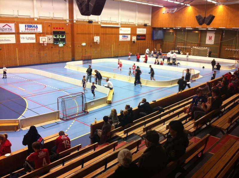 vid nedsläpp skall vidröra marken innan någon spelare får röra den. Nedsläpp sker på mitten av planen.