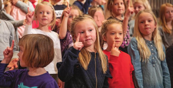 Popcorn, som övar i kyrkans nedervåning, består av Barnsångarna Elise Mörck och Elsa Ackeby. omkring 25 barn i åldrarna 4-5 år.