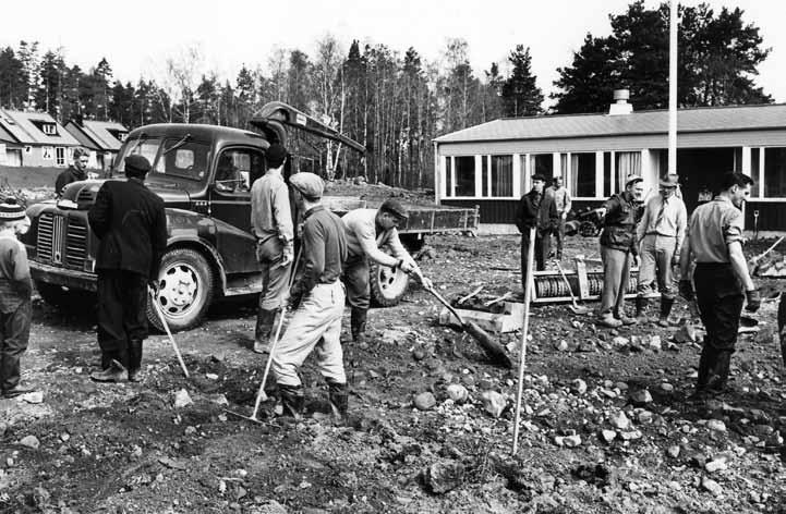 1957 flyttade de från en tvåa i Bandhagen till det nybyggda huset på Ladugårdsvägen. Huset med oinredd vind kostade då 75.000 kr (923.000 kr i dagens penningvärde enligt SCB) och insatsen var 12.
