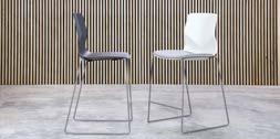 FourSure 90 & Den höga stolen med medar har en tydlig skandinavisk design. Stolens rena linjer ger rummet ett lätt intryck.