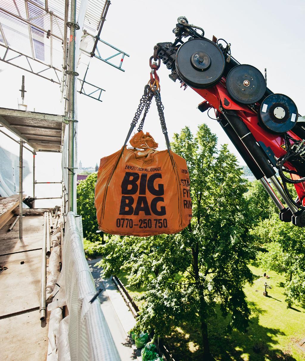 HÖGHÖJDSLYFT En höglyft lyfter ner BIG BAG-säckar från nära 40 meters höjd. Den har en kort etableringstid och god kapacitet. BIG BAG erbjuder höghöjdslyft med höghöjdsbilar eller mobilkranar.