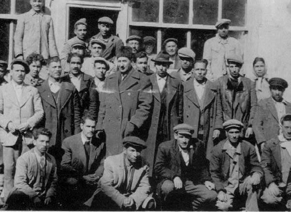 12-13 mars 1949. (från Studii Romanis arkiv, Sofia, Bulgarien) Ill. 4 Deltagare vid den första romska kongressen i London 1971 sjunger nationalsången Gelem, gelem (text av Jarko Jovanović, i vitt).