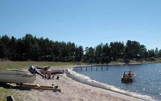 15 Vägnöviken N 62 40.236, E 17 56.636 Vägnövikens 1/2-seaside golfbana når man snabbast sjövägen från Vägnöviken, där några av hålen är alldeles intill bryggan.